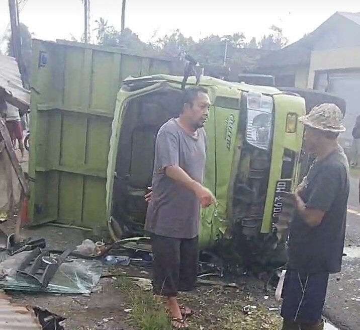 Kecelakaan truk di Nongan menabrak warung.