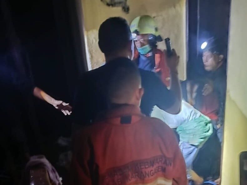 Petugas saat tangani kasus kebakaran yang menewaskan penghuni rumah.