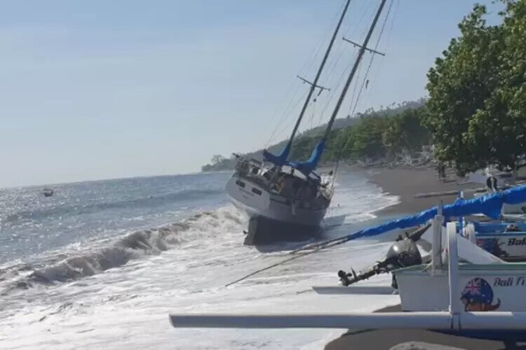 Kapal dengan nahkoda warga Inggris terdampar di Amed.