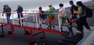 Warga Sental Kangin terkena kanorayang pulang ke Nusa Penida dikawal aparat.