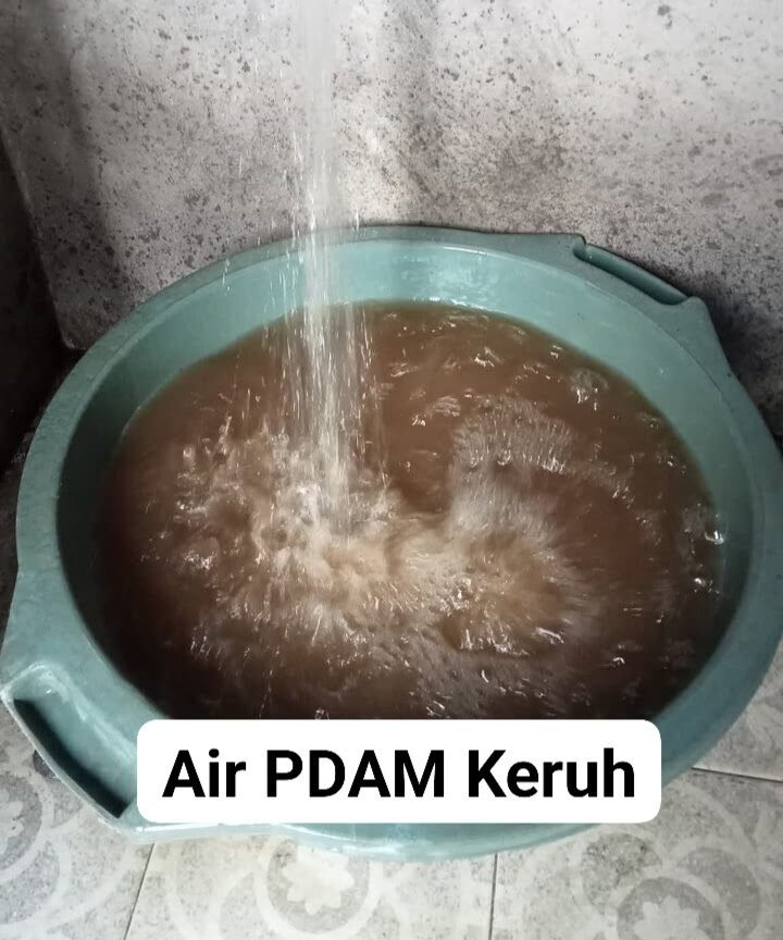 Salah satu pelanggan air di Rendang Karangasem mengeluh air keruh bak lumpur.