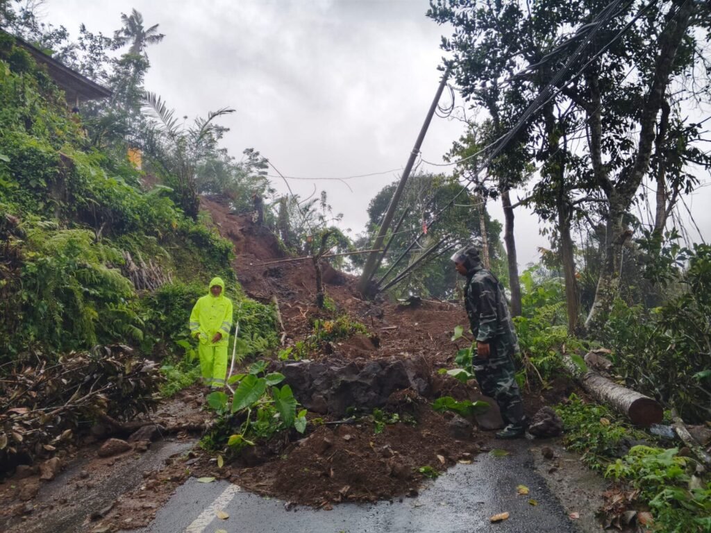 Akses jalan Kalayangan-Sibetan, Karangasem, tertimbun longsor.