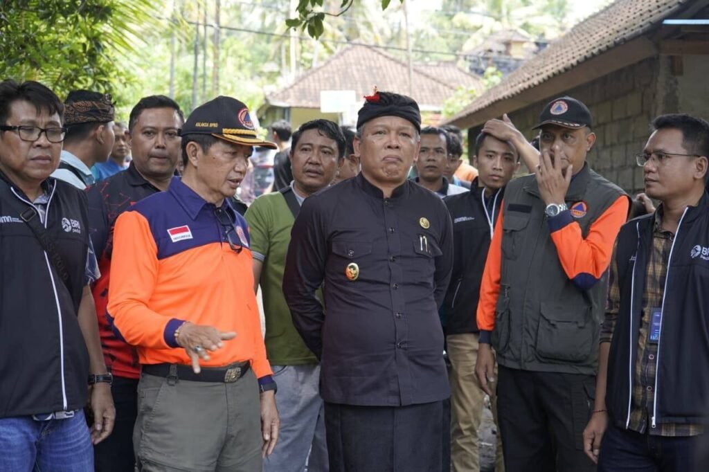 Wakil Bupati Karangasem, Pandu Prapanca saat mengecek banjir di Antiga.