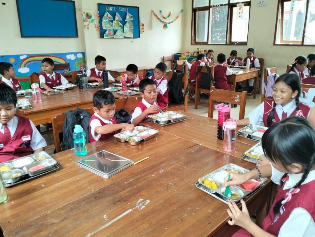 Siswa SD di Bangli menyantap hidangan.