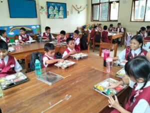 Siswa SD di Bangli menyantap hidangan.