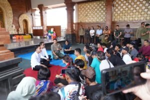 Wapres RI Gibran Rakabuming Raka dengar aspirasi dari para pengungsi korban banjir di Denpasar.