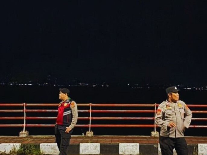 Patroli malam di jembatan merah Klungkung.