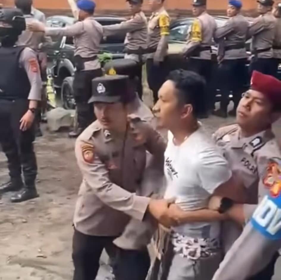 Polisi hadir saat keributan pengadegan kelihan adat Bugbug.