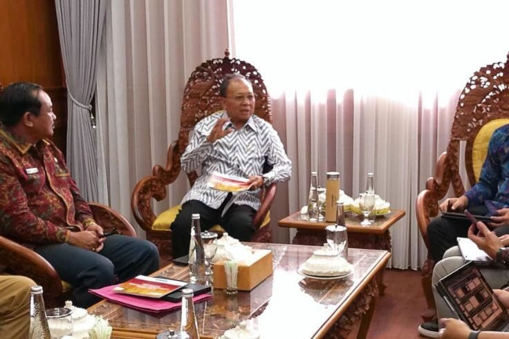Gubernur Koster saat memberi pengarahan di Gedung Kertha Sabha, Jayasabha, Denpasar.