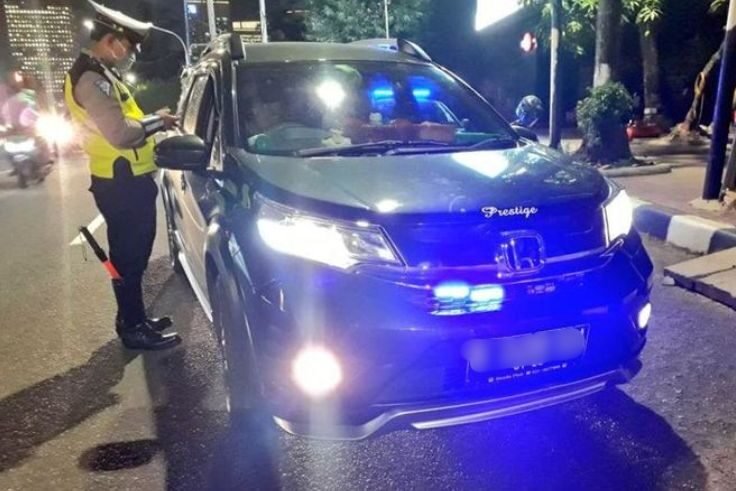 Mobil berstrobo dan arogan dijalanan bikin warga gerah.