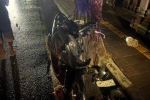 NKRAS, asal Tabanan, meninggal dunia setelah sepeda motor yang dikendarainya menabrak truk parkir.