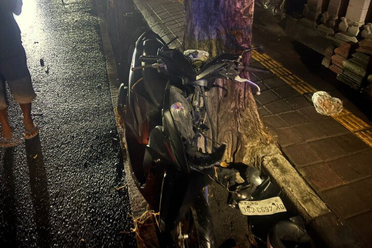 NKRAS, asal Tabanan, meninggal dunia setelah sepeda motor yang dikendarainya menabrak truk parkir.