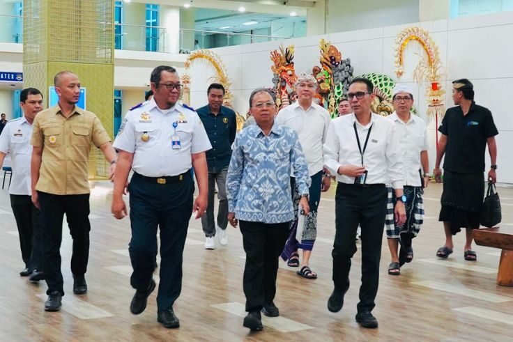 Gubernur Bali Wayan Koster mengevaluasi pelayanan bandara, Senin (22/9).