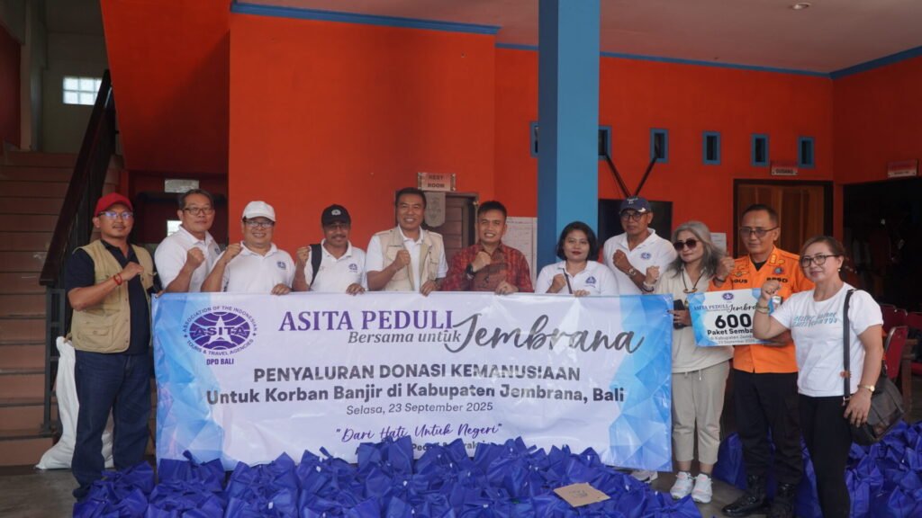 Perwakilan ASITA Bali menyerahkan secara simbolis 600 paket sembako kepada BPBD Jembrana untuk disalurkan kepada warga terdampak banjir.