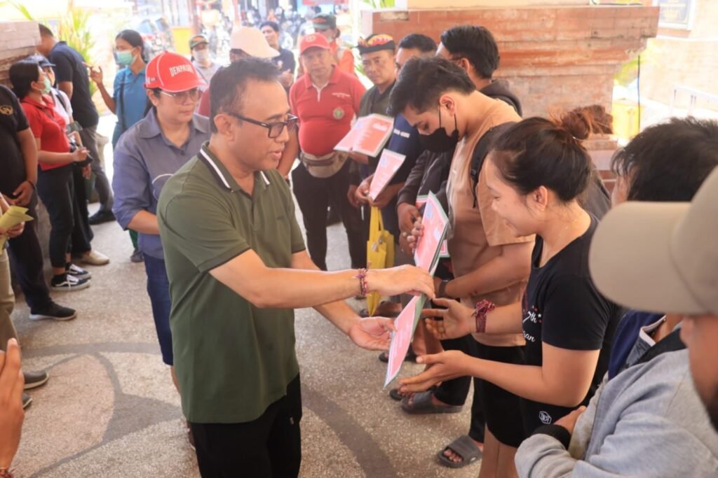 Walikota Denpasar IGN Jaya Negara menyerahkan santunan ke ahli waris korban banjir di Denpasar.