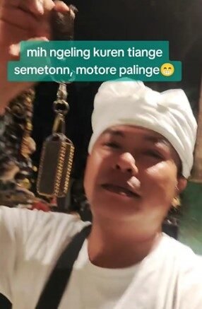 Ray Peni perlihatkan kunci motornya.