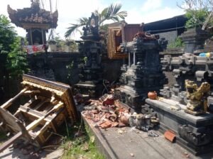Pura di Karangasem rusak akibat kena kabel yang tertarik truk.