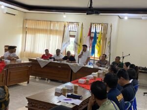 Sosialisasi rehab pasar ke pedagang oleh Sekda Gianyar.