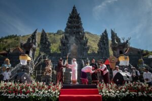 Api obor Porprov Bali 2025 diarak dari Gunung Batur menuju keliling Pulau Bali.
