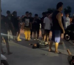 Korban tergeletak usai tabrakan di jembatan merah, Klungkung.