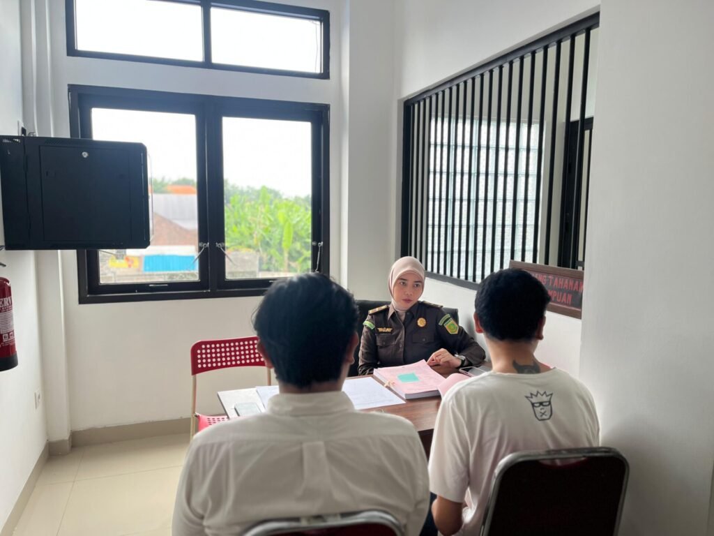 Pelaku pencurian di Gianyar diserahkan ke Kejari dan langsung ditahan.