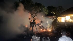 Petugas menyemprotkan air ke titik api di Pura Dalem Ubud.