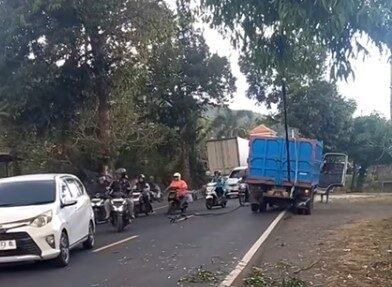 Truk tersangkut kabel listrik di Jalan Goa Lawah, Pesinggahan, Klungkung.