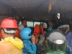 Warga Keramas dievakuasi dari rumahnya yang kebanjiran ke tempat aman.