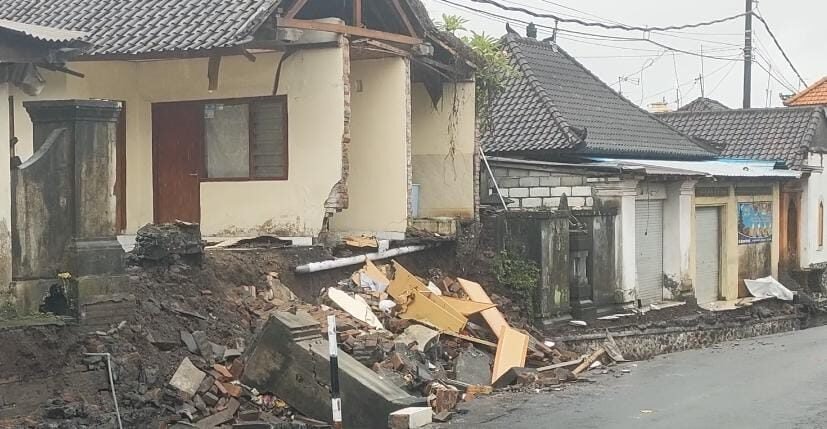 Rumah warga Desa Mas, Ubud, jebol diduga proyek.