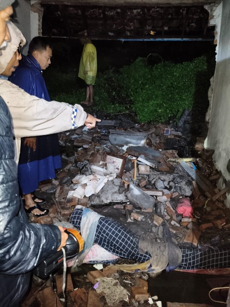 Petugas menunjukkan lokasi korban tertimpa material longsor di Desa Temesi, Kecamatan Gianyar.