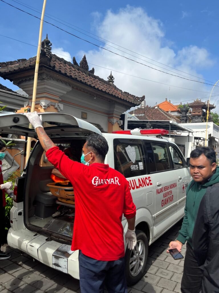 Korban pedagang asal Guwang dievakuasi ke dalam ambulans menuju rumah duka.