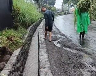 Warga melihat proyek gorong-gorong senilai Rp17 miliar di Pempatan-Ban, Karangasem.