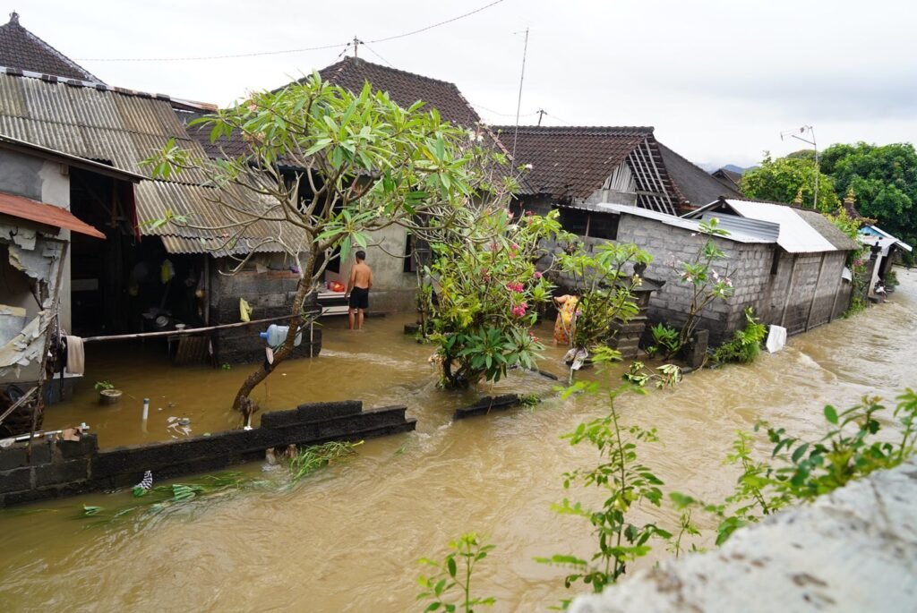 Banjir menggenangi desa Kusamba, Klungkung.