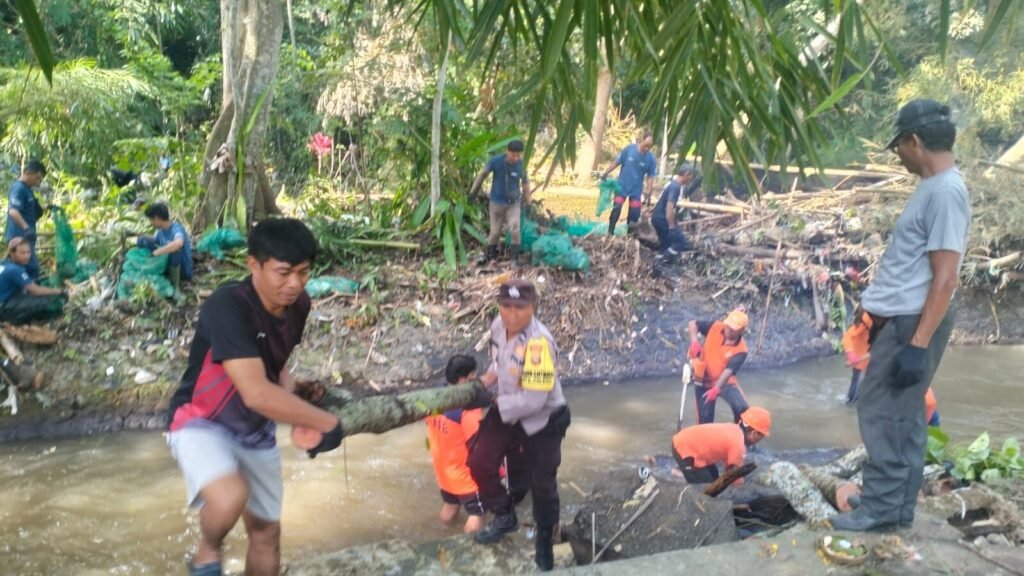 Warga bersihkan sungai di Belega untuk mencegah banjir.