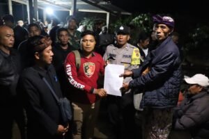 Polisi dan keluarga korban di Kintamani.