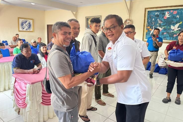 Ketua DPD HPI Bali, Nyoman Nuarta menyerahkan bantuan sembako dan uang tunai kepada anggota terdampak.