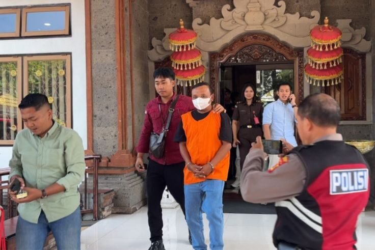 Tersangka IGPPW digiring ke Kejari Tabanan usai dilimpahkan dalam kasus dugaan penggelapan dana desa Rp850 juta.