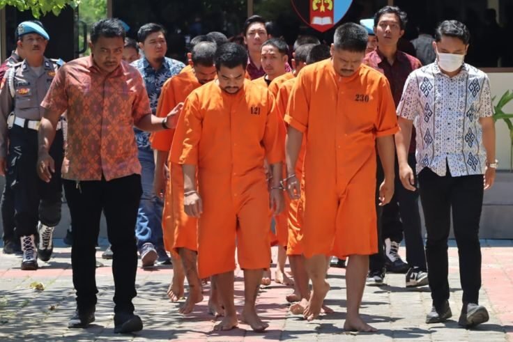 Para tersangka digiring di Mapolresta Denpasar, Selasa (23/9).