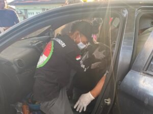 Petugas mengevakuasi jasad membusuk dalam mobil di Kuta Selatan.