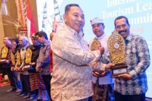 Jurnalis Djoko Moeljono menerima ITLS Award 2025 di ITLS Bali, 27 September 2025.