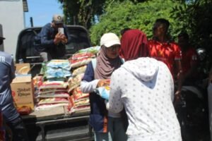 Penyaluran 200 paket sembako oleh Yayasan Sungai Kasih dan IWO Bali untuk warga terdampak banjir di Denpasar.
