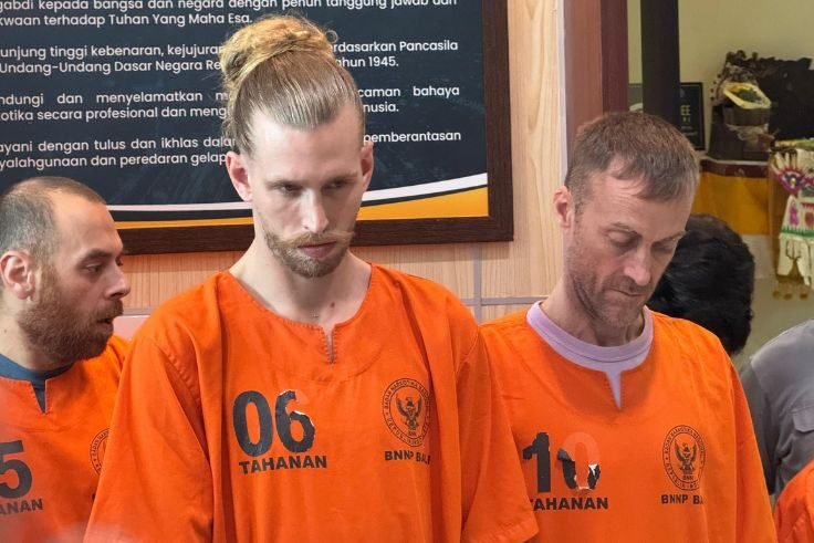 KG (29) dan PE (48) tampak lesu saat dihadirkan di BNNP Bali.