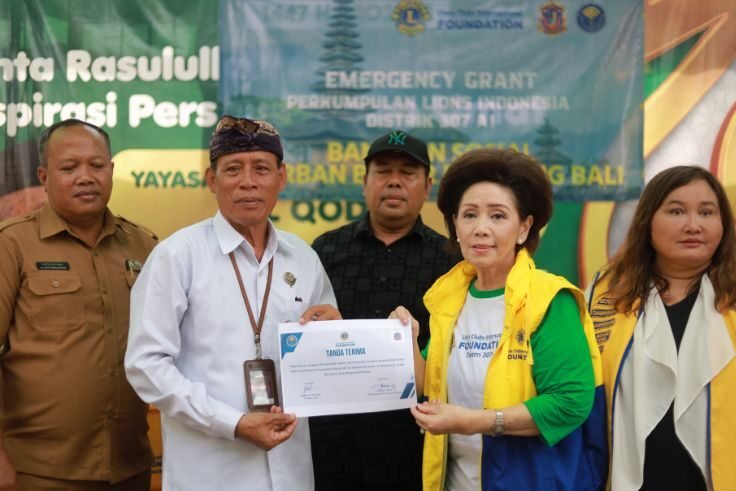Kepala Desa Pemecutan Klod, I Wayan Tantra menerima bantuan yang diserahkan oleh LCIF untuk masyarakat setempat.