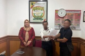 Mediator (kiri) mendamaikan sengketa antara ayah dan anak angkat di PN Gianyar.