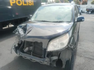 Mobil KPU Karangasem mengalami kerusakan.