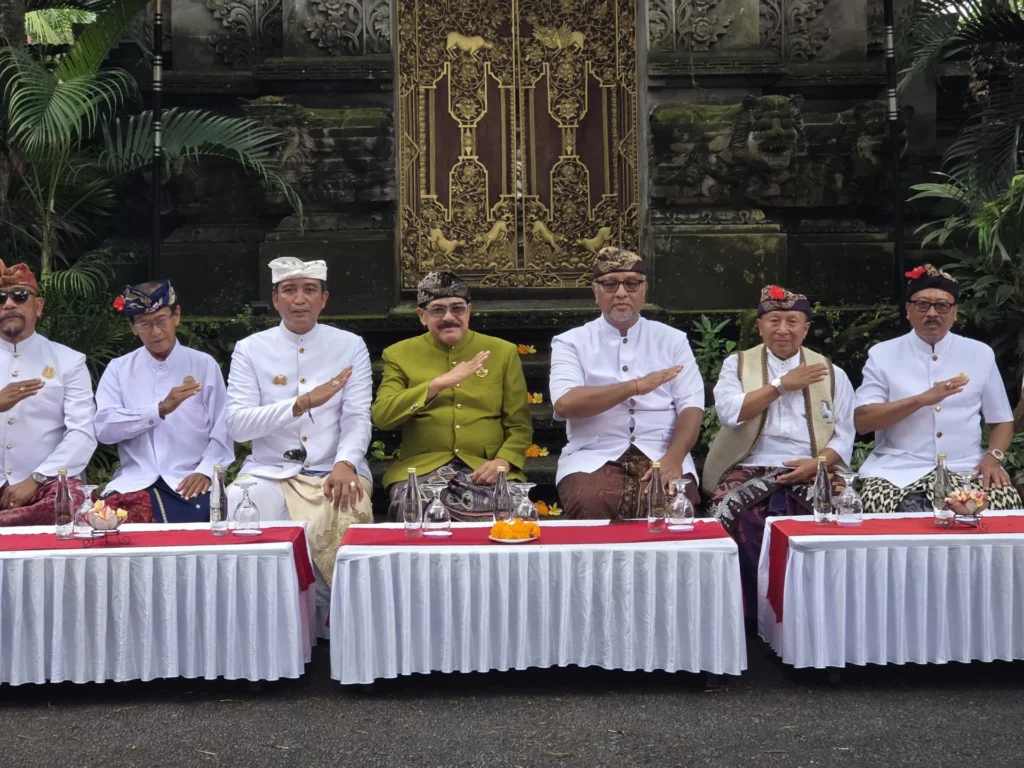 Penglingsir puri berkumpul di Puri Ageng Blahbatuh.