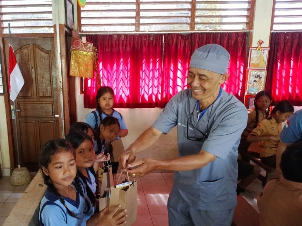 Drh. Arya Dharma saat menyapa anak SD 4 Keramas.