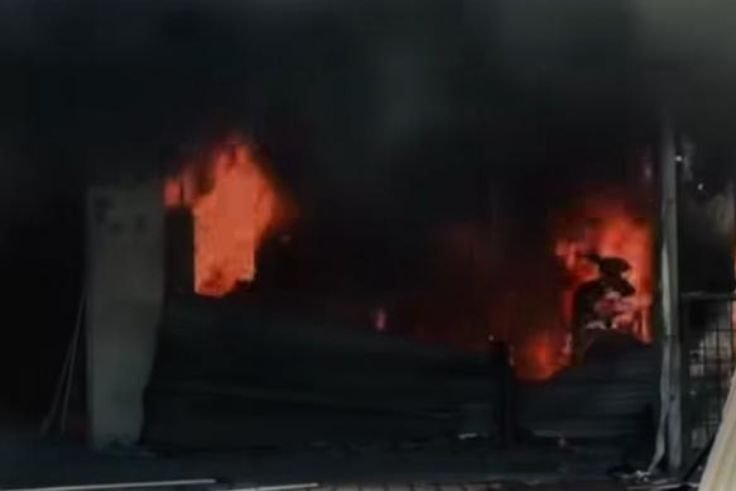 Kebakaran melanda 2 ruko kawasan Sidakarya, Denpasar.