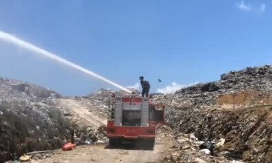 Damkar Denpasar Siram TPA Suwung Cegah Kebakaran Saat Cuaca Terik