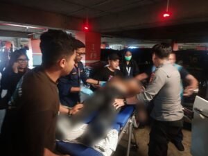 Proses evakuasi IWB, pria yang ditemukan meninggal dunia di dalam mobil di Gedung Parkir (MLCP) Terminal Internasional Bandara I Gusti Ngurah Rai.